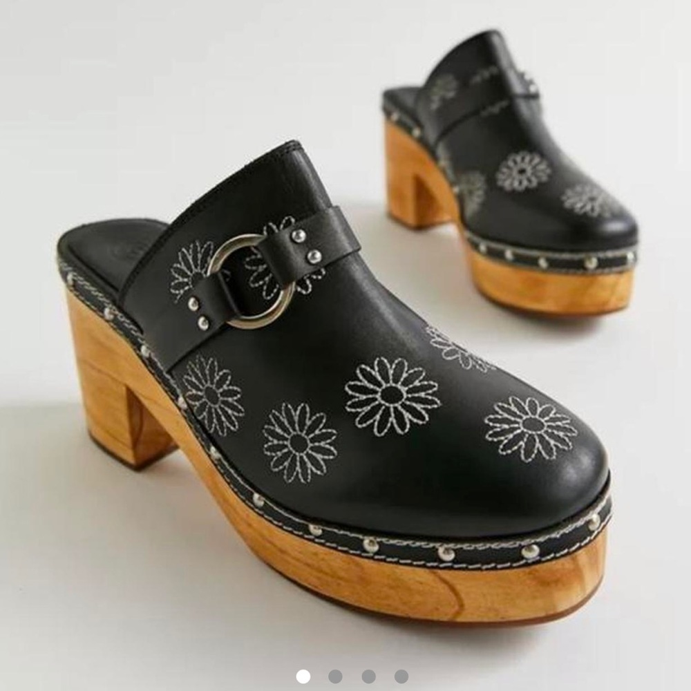 Daisy wooden clogs